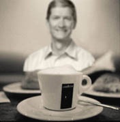 За чашку кофе в компании Тима Кука заплатят $300 тыс.