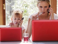 Родители следят за детьми через соцсети