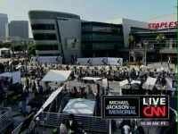 Золотой гроб с телом Майкла Джексона внесли в зал