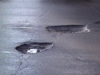 Черкасчане активно выкладывают фото ям на блоге заммэра