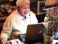 Украинские бабушки призывают активнее «юзать всемирную паутину»