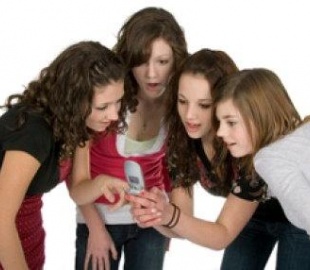 Тинэйджеры предпочитают переписку телефонным звонкам