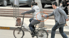 Китайские карманники воруют телефоны с помощью палочек для еды