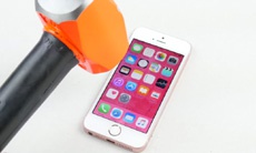 Новенький iPhone SE испытали на прочность ножом и молотком