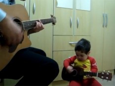 Новий хіт YouTube: малюк співає пісні The Beatles