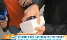 Первый покупатель iPhone 6 в Австралии уронил смартфон при распаковке