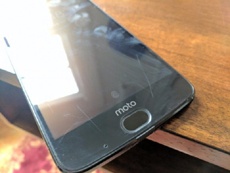 "Неуязвимый" экран Moto Z2 Force можно поцарапать ногтем