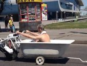 Мужчина, прокатившийся голышом в ванной по дороге, стал звездой Интернета