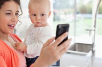 Самыми активными пользователями смартфонов оказались молодые мамы