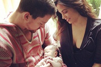 Самый сексуальный актер 2012 года показал фото новорожденной дочери