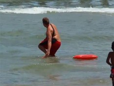 Спасатель с пляжа Вирджинии стал звездой Интернета