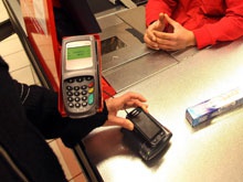 В Швейцарии оплачивать покупки можно прикосновением мобильного телефона, но только не iPhone