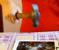 Россиянин разбил молотком iPhone и iPad в ответ на американские санкции