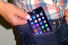 Голландцы перешивают карманы брюк, чтобы не погнуть iPhone 6 Plus