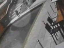 Нерасторопная женщина упала в ледяную воду, набирая смс