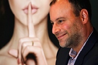 Гендиректор сайта для изменщиков покинул свой пост