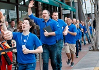 20 000 сотрудников Apple подали на компанию в суд за задержки зарплат и запрет обедов