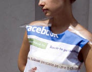 Уникальное платье «Facebook» расскажет всем о своей хозяйке (ФОТО)