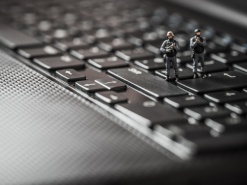 Правительства манипулируют общественным мнением с помощью Twitter и Facebook