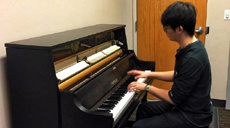 Талантливый пианист сыграл известные телефонные рингтоны на фортепиано