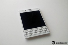 Фото белой версии смартфона BlackBerry Passport