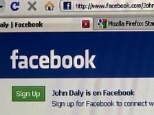 Угонщики автомобилей были задержаны после позирования с пачками денег в Facebook