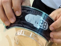 E Ink разработала прототип "умных" часов, изгибающихся вокруг запястья