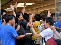 Новые iPhone раскупили в Токио за 10 минут