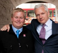 Волонтера WikiLeaks считают платным информатором ФБР