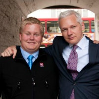 Волонтера WikiLeaks считают платным информатором ФБР