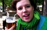Девушка поразила интернет, высосав ухом через соломинку пиво из пластикового стакана
