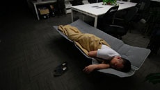 Сотрудники китайских IT-компаний живут в офисах из-за переработок