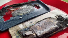 Смартфон Samsung сгорел во время зарядки