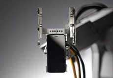 Liam: робот, разбирающий iPhone до винтика