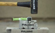 Apple Watch заморозили в жидком азоте и разбили кувалдой