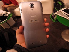 Archos представила фаблет Xenon с кнопкам на тыльной стороне корпуса