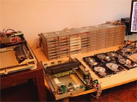 Польский программист сконструировал музыкальный флопотрон из 64 дисководов