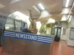 Голый псих-гимнаст поставил на уши метро Сан-Франциско и взорвал интернет