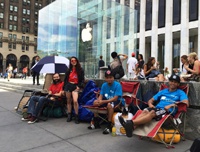 Два первых места в очереди за iPhone 6 в Нью-Йорке продали за $2500