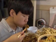 Корейский школьник зарабатывает 1500$ в день за демонстрацию употребления еды