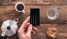 Представлен кнопочный Android-смартфон размером с кредитную карту