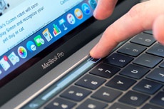В США студентам запретили сдавать экзамены на MacBook Pro с Touch Bar