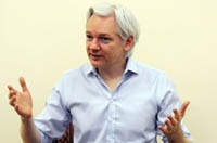 Джулиан Ассанж назвал Сноудена героем