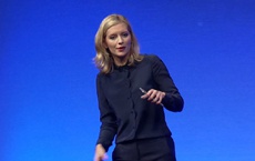 Ведущая презентации Samsung Unpacked пользуется iPhone