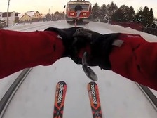 Лыжник стал звездой YouTube, прокатившись следом за поездом