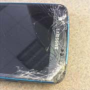 Samsung Galaxy S4 Active «сразился» с газонокосилкой