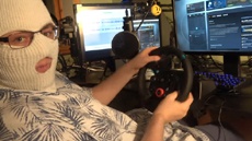 Игрок CS:GO шокировал противников игрой за рулем