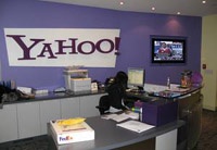Прибыль Yahoo! упала в два раза
