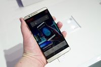 Huawei намерена экономить на дисплеях