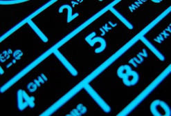 Мошенники с помощью мобильного снимают со счетов по 40 тыс. грн